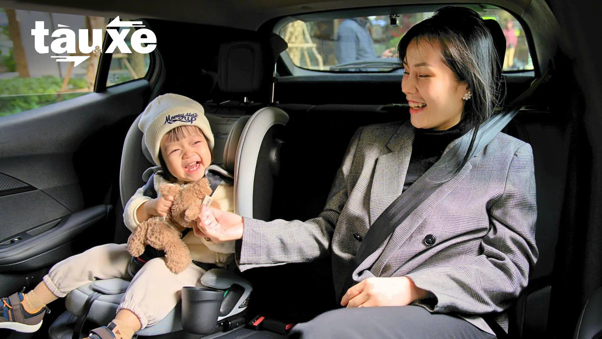 Giúp trẻ thoải mái khi ngồi ghế an toàn trên ô tô | Bản tin Tàu và Xe | 21/11/2025